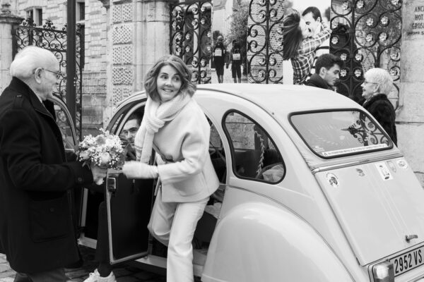 Mariage mariée sortant d'une deux chevaux