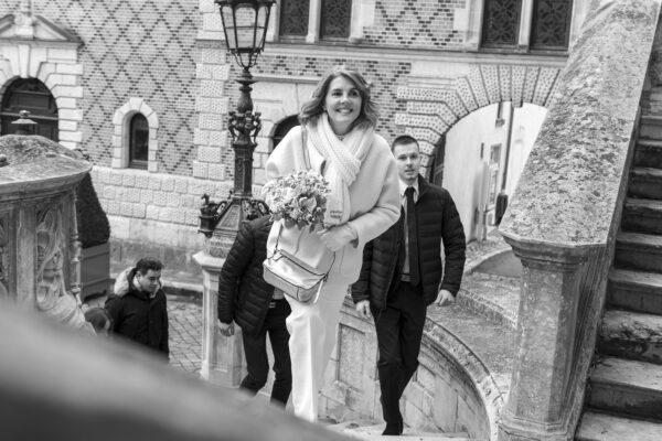 mariée montant les marches de la mairie d'Orléans