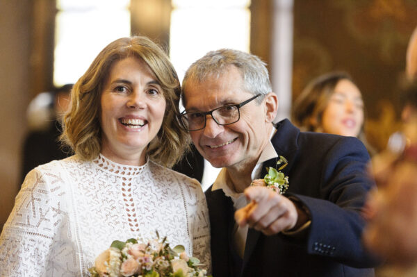 Mariés montrant du doigt