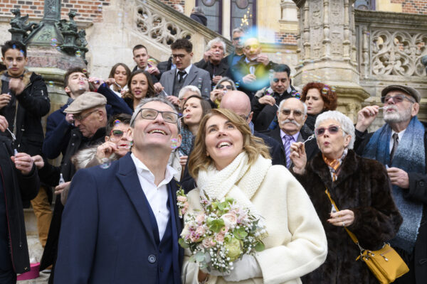 Mariage hôtel de ville Orléans groupe d'invités faisant des bulles