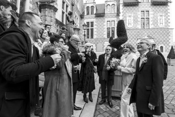 Mariage hôtel de ville Orléans groupe d'invités faisant des bulles noir et blanc