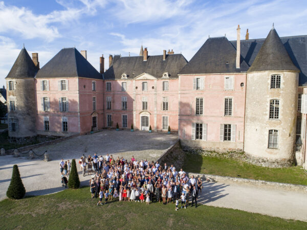 Mariage groupe photographié par drone devant le château de meung sur loire