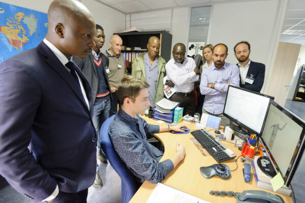 Vergnet Hydro personnes autour d'un écran d'ordinateur