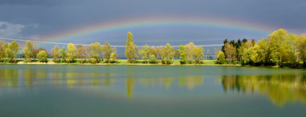 paysage plan d'eau et arc en ciel