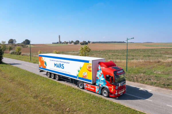 camion électrique Mars roulant dans la campagne