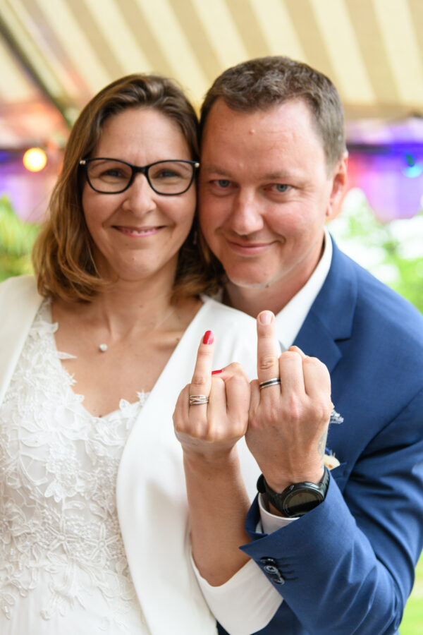 photo humoristique mariés montrent leur alliance façon doigt d'honneur
