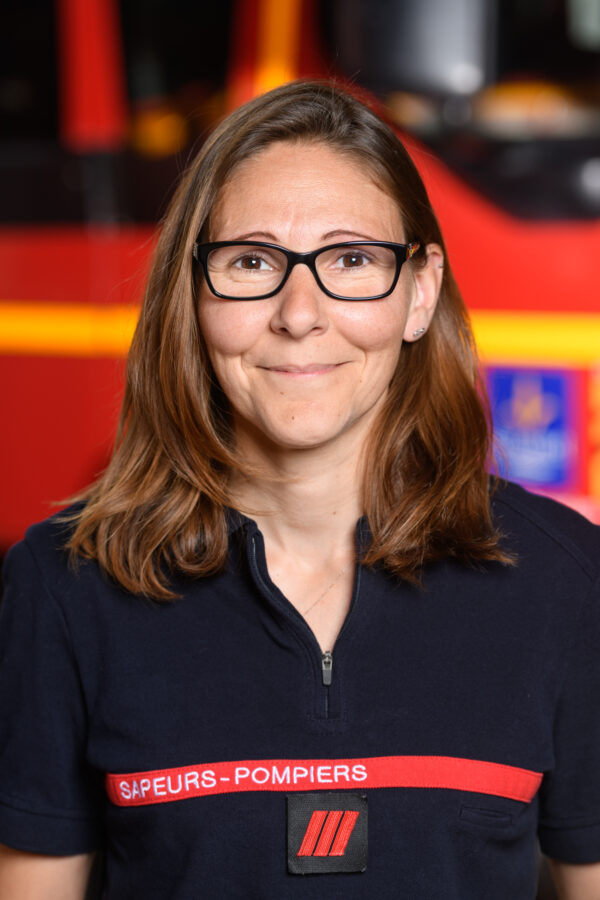 portrait pompier sur fond de camion de pompier