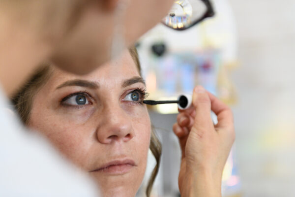portrait mariée se faisant maquiller