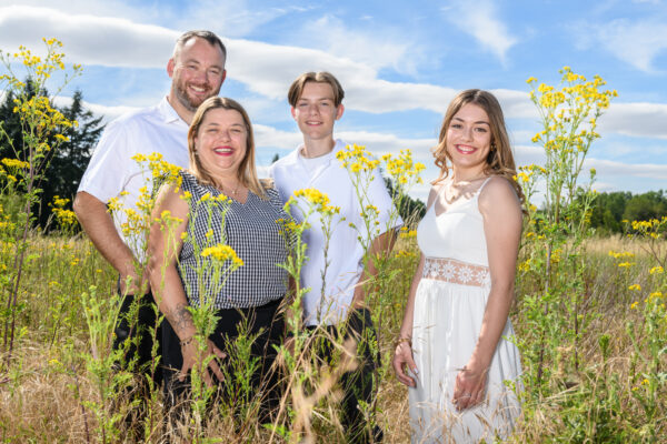 portrait de famille dans la nature avec des fleurs