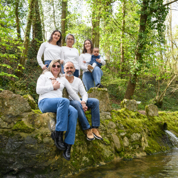 portrait de famille dans la nature avec rivière au patis à saint-hilaire-saint-mesmin