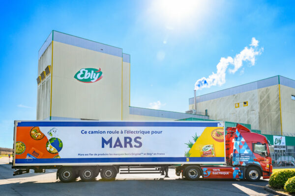 camion électrique Mars devant l'usine ebly à marboué