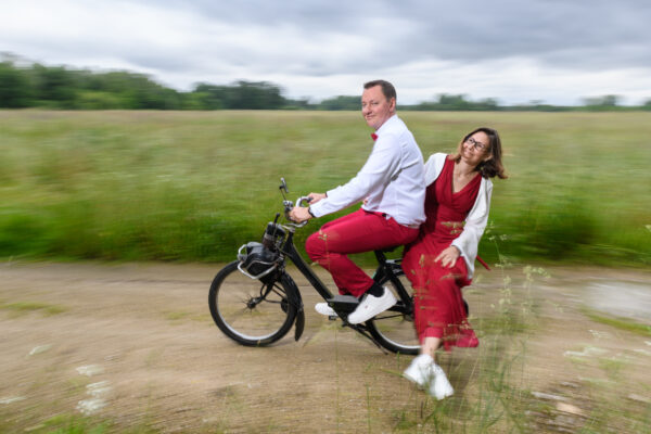 portrait de mariés sur un solex