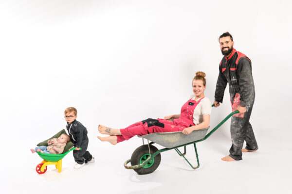 portrait famille avec brouettes