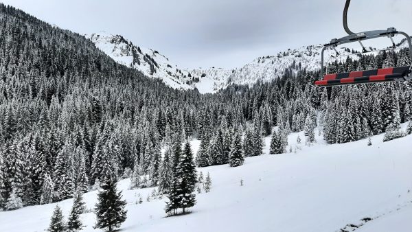 paysage montagne hiver télésiège devant sapins enneigés