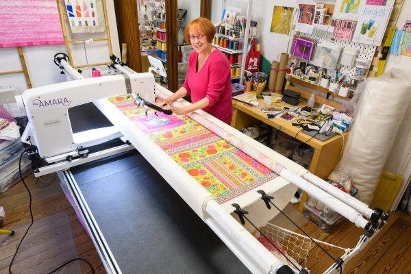 portrait de Chantal Baquin en train de quilter