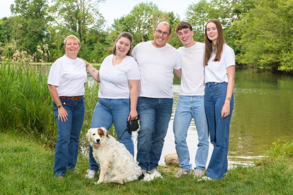 portrait famille dans la nature devant la rivière le loiret