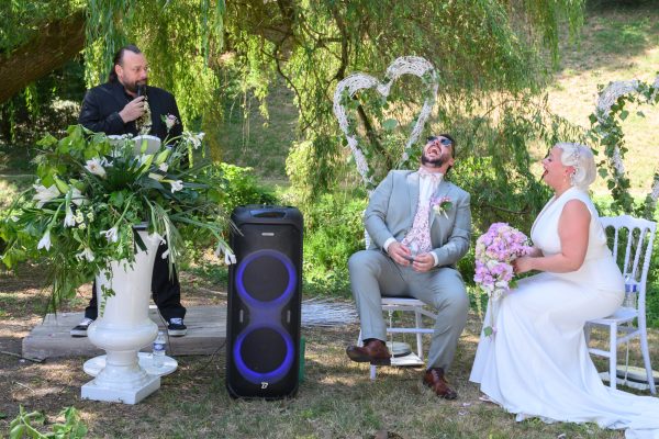 cérémonie de mariage en extérieur les mariés riant