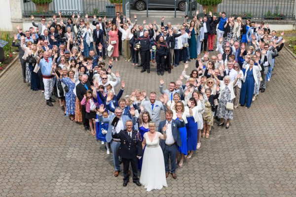 groupe d'invités d'un mariage en forme de cœur