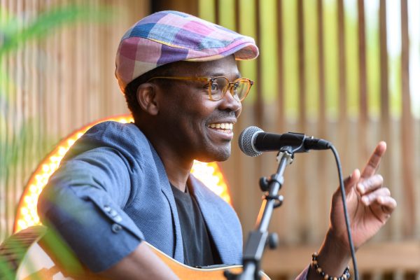 adonis chanteur en concert en extérieur