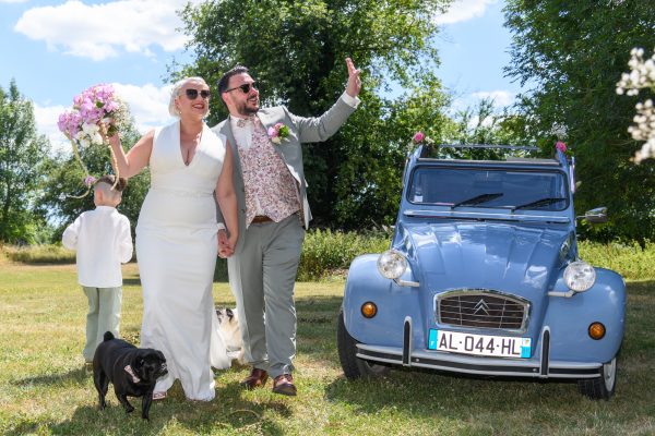 mariés arrivant en deux chevaux à la cérémonie dans la nature