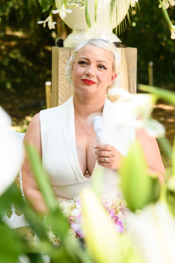 portrait d'une mariée avec des fleurs en premier plan