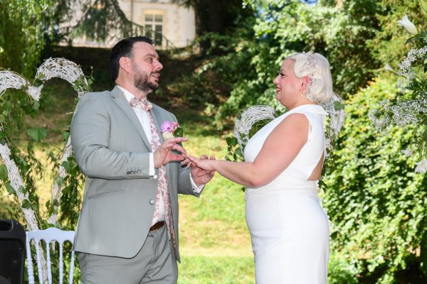 marié passant la bague au doigts de la mariée