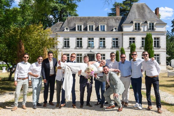 groupe d'homme portant une mariée