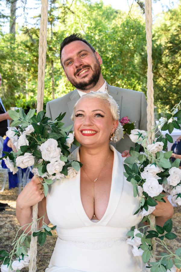 portrait couple de mariés autour d'une balançoire