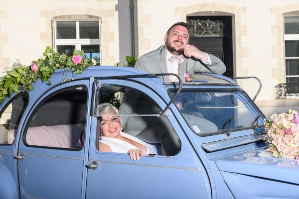 portrait couple de mariés dans une deux chevaux