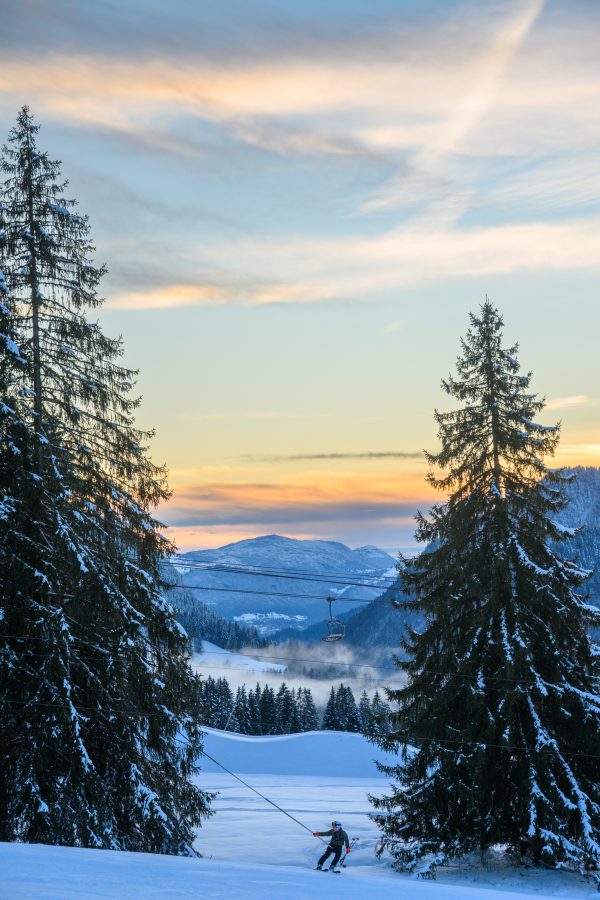 montagne alpes skieur tire fesse levé de soleil