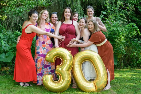 anniversaire de femme enceinte fêtant ses 30 ans avec ses amies