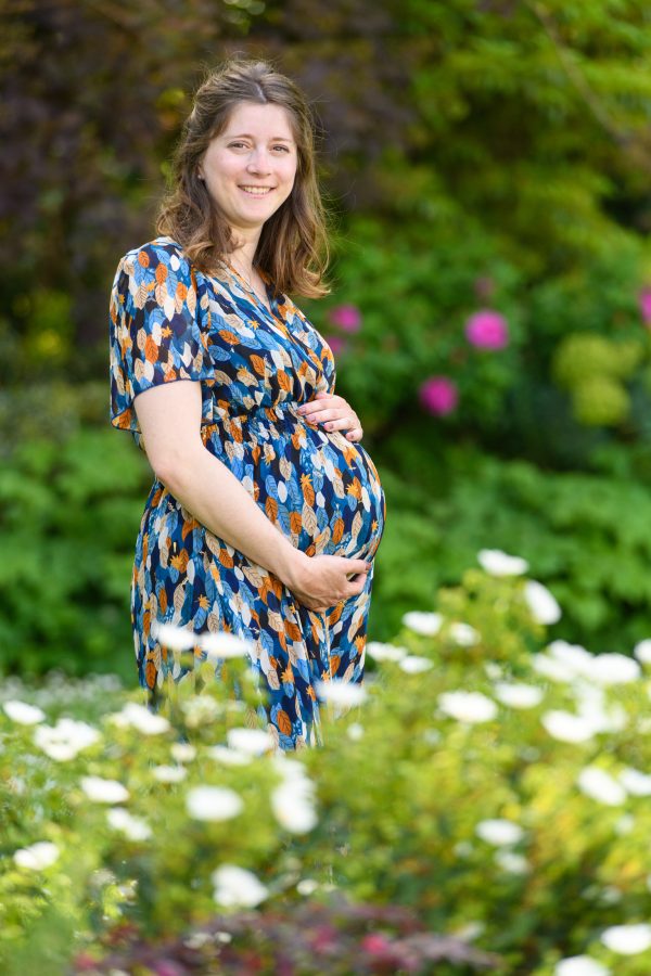 portrait femme enceinte en pleine nature avec des fleurs